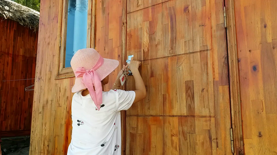 "Lều du lịch" trái phép ở Cô Tô vẫn ồn ào đón khách - 2 Nhân viên du lịch vẫn cháo mời khách thuê phòng
