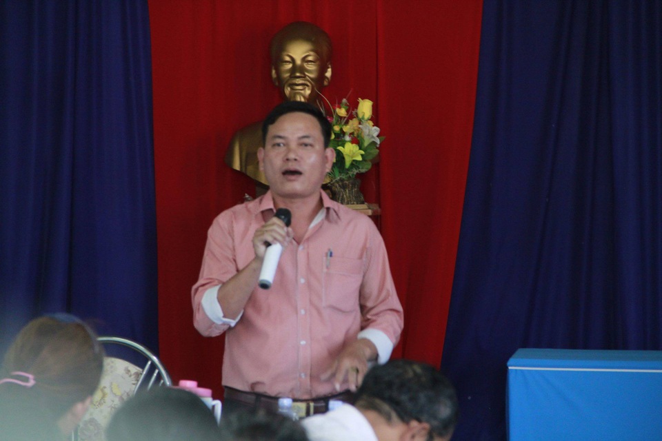 Trưởng công an xã đá hàng hóa công khai xin lỗi dân - 2 Ông Thịnh công khai xin lỗi người dân (ảnh H.L)