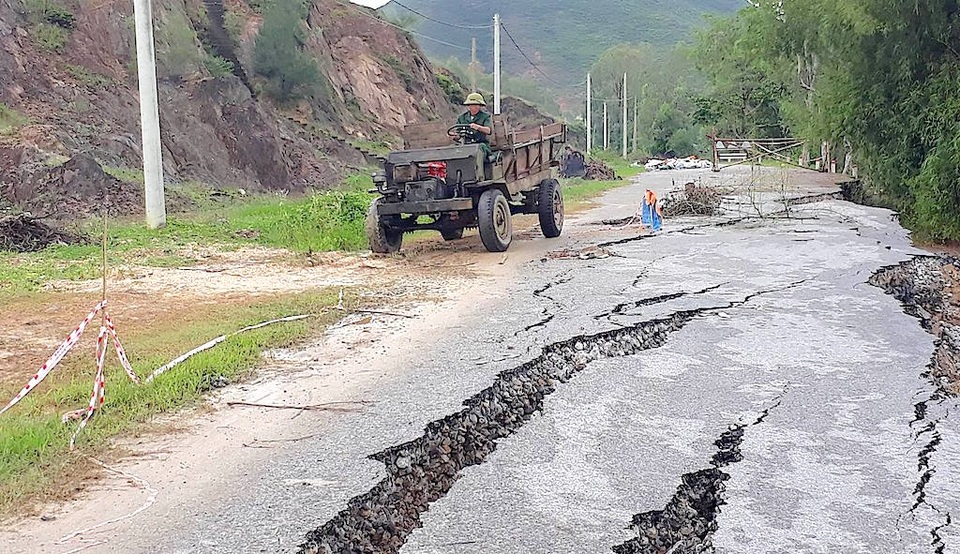 Đường nối 2 khu di tích nứt gãy kinh hoàng - 6 Đường nối 2 khu di tích nứt gãy kinh hoàng - 6
