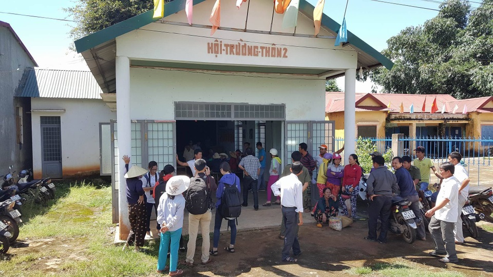 Trưởng công an xã đá hàng hóa công khai xin lỗi dân - 1
Người dân tập trung đông tại Hội trường thôn để dự buổi xin lỗi công khai