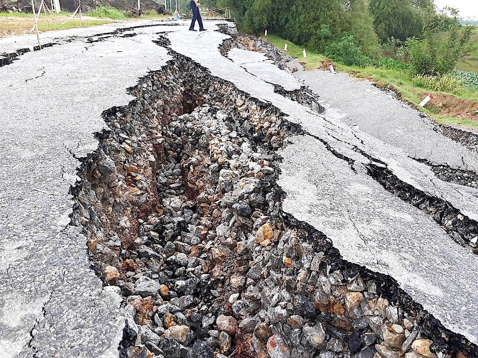 Đường 68 tỷ sạt lở nghiêm trọng: Khoan cắt địa chất tìm nguyên nhân - 1
Sáng 7/10, đoàn Sở GTVT Nghệ An cùng các phòng ban liên quan, UBND huyện Hưng Nguyên đã thực tế tại hiện trường tiến hành khoan thăm dò địa chất tại vị trí bị sạt lở.