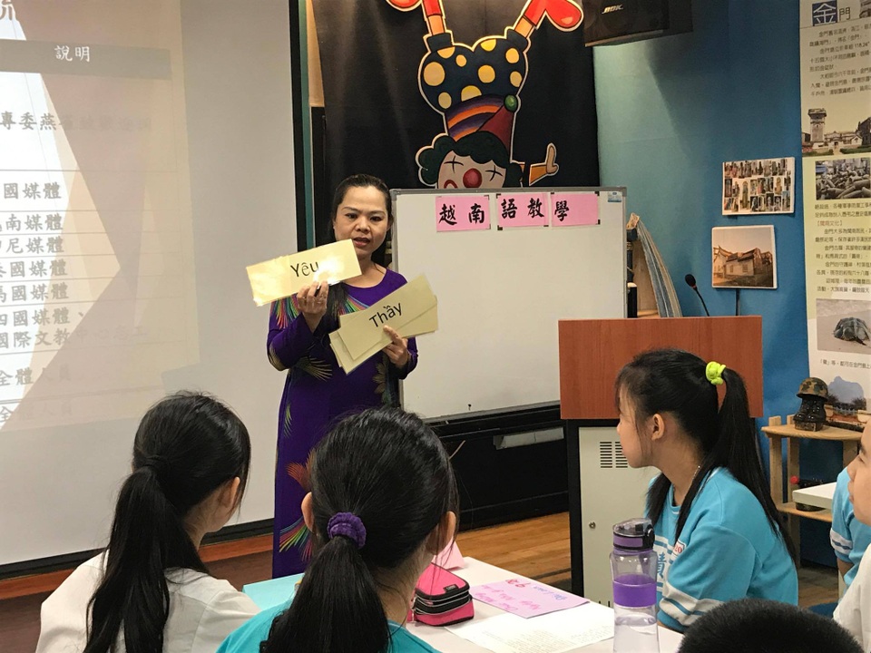 
Cô giáo Hoa đang dạy các em học sinh đánh vần
