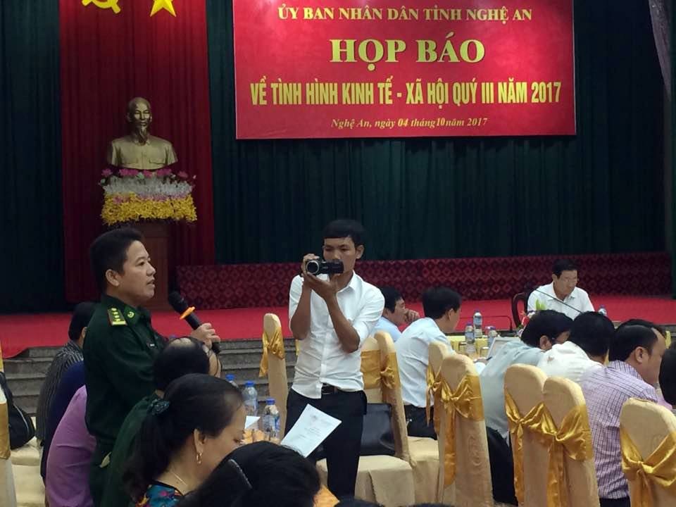 Nhà báo truy gay gắt vấn nạn phá rừng ở Nghệ An - 1
Thượng tá Hoàng Nghĩa Quân - Chánh Văn phòng Bộ chỉ huy Bộ đội Biên phòng tỉnh Nghệ An cho rằng “Các nhà báo nói Bộ đội Biên phòng tiếp tay, bảo kê cho lâm tặc là quy chụp, không có căn cứ.