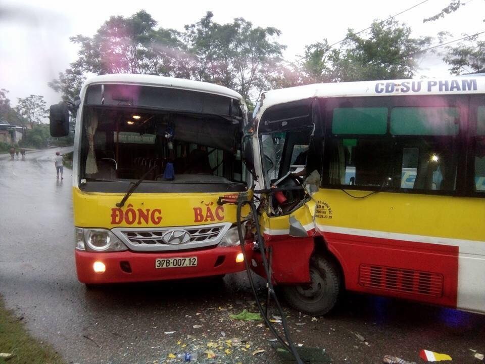 Hai xe buýt cùng hãng đâm nhau, tài xế suýt mất mạng - 1 Hai xe buýt Đông Bắc đối đầu nhau trong sáng 8/10.