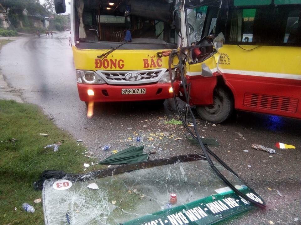 Hai xe buýt cùng hãng đâm nhau, tài xế suýt mất mạng - 2 Hiện trường vụ tai nạn khiến tài xế mắc kẹt trong cabin phải nhập viên.