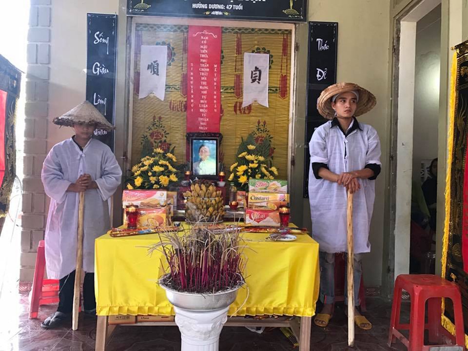 Hơn 116 triệu đồng đến với cậu bé cầu mong mẹ đừng chết - 2 Chị Luận vừa mất được 5 ngày. Anh em Ninh giờ sống cảnh mồ côi cả cha lẫn mẹ.
