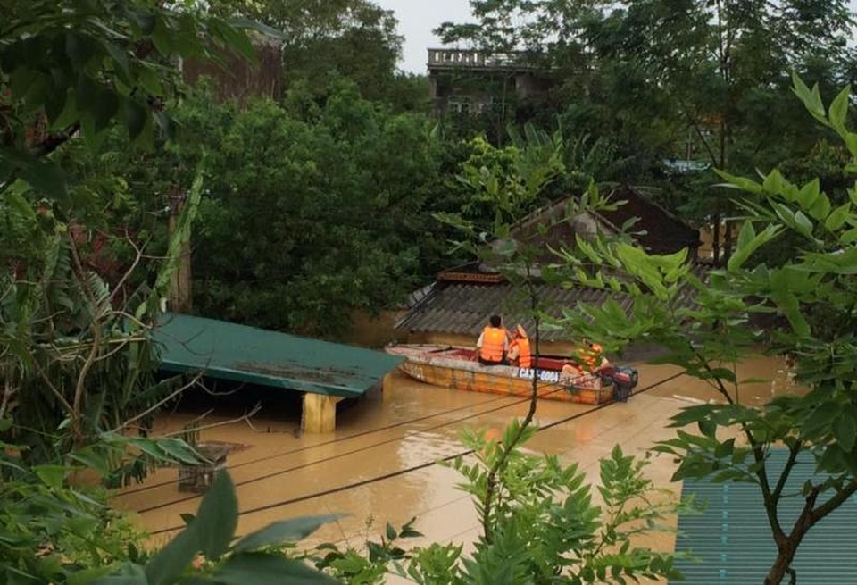 Nước lũ dâng ngang mái nhà, lút đến cổ người dân - 8 Nước lũ còn nhấn chìm nhiều địa phương tại Thanh Hóa