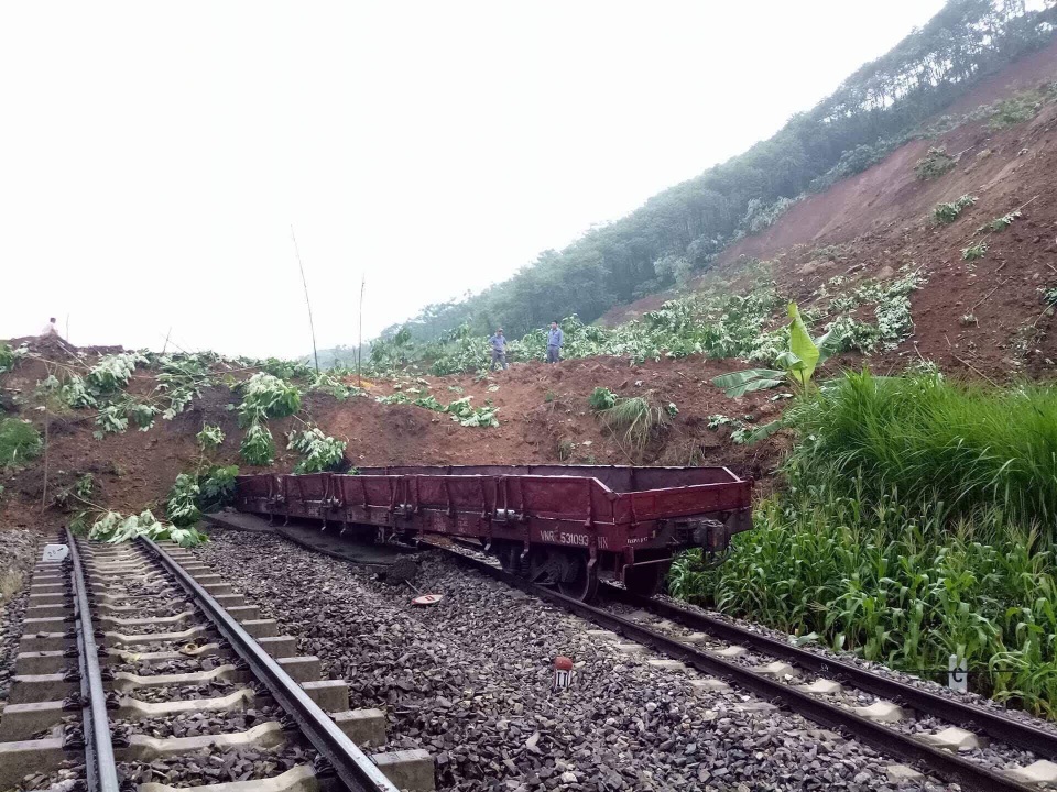 Sạt lở đất vùi lấp 7 toa tàu, giao thông tê liệt - 1
7 toa tàu đang chờ bốc hàng bị vùi lấp. Chưa xác định thương vong về người. (Ảnh: TA)