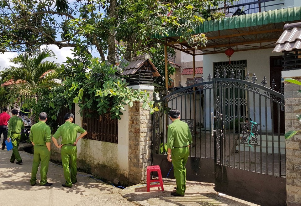 Một nhà dân bị cài mìn nổ lúc rạng sáng - 1 Cơ quan công an đang khám nghiệm hiện trường