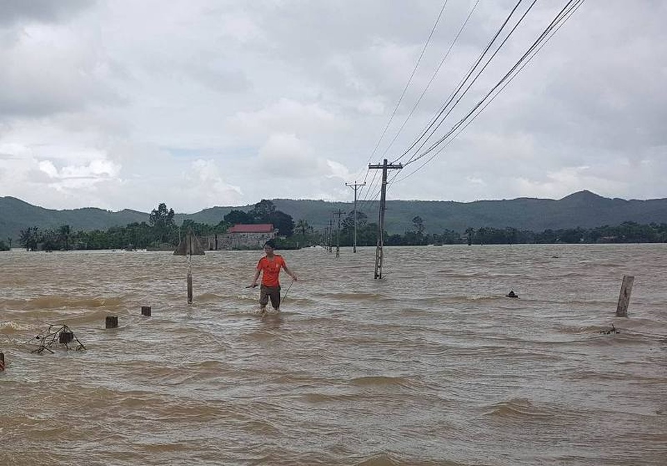 Mưa lớn và xả lũ khiến hàng nghìn người dân bị cô lập - 6 Nhiều tuyến đường giao thông bị nước nhấn chìm