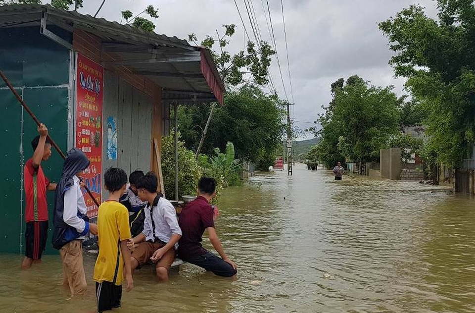 Mưa lớn và xả lũ khiến hàng nghìn người dân bị cô lập - 5 Mưa lớn và xả lũ khiến hàng nghìn người dân bị cô lập - 5