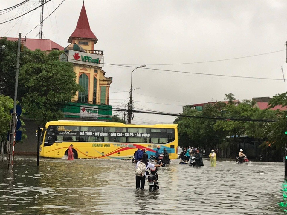 Thành phố Vinh "thất thủ" sau trận mưa lớn kéo dài suốt đêm - 13 Thành phố Vinh "thất thủ" sau trận mưa lớn kéo dài suốt đêm - 13