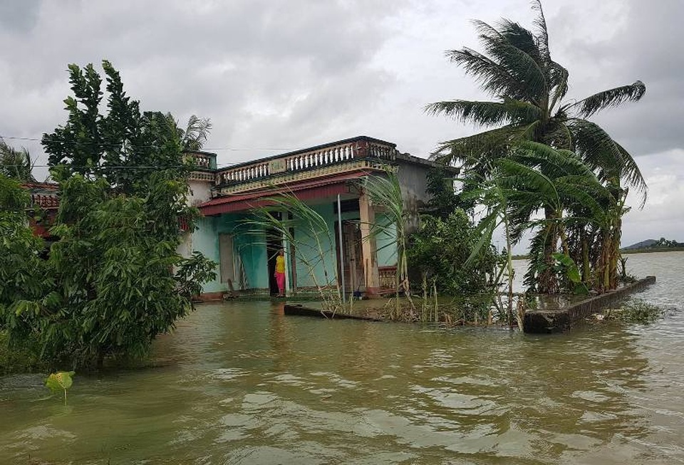Mưa lớn và xả lũ khiến hàng nghìn người dân bị cô lập - 4 Nước ngập vào nhà dân