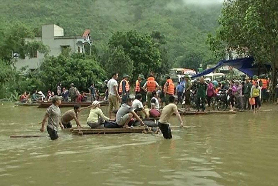 
Quốc lộ 6 ngập sâu tới 2m, hiện đã rút xuống còn 1m.
