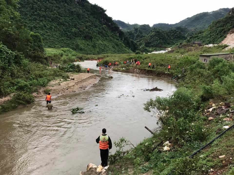 Hơn 600 người tìm kiếm cháu bé 4 tuổi bị nước cuốn - 3 Hơn 600 người tìm kiếm cháu bé 4 tuổi bị nước cuốn - 3