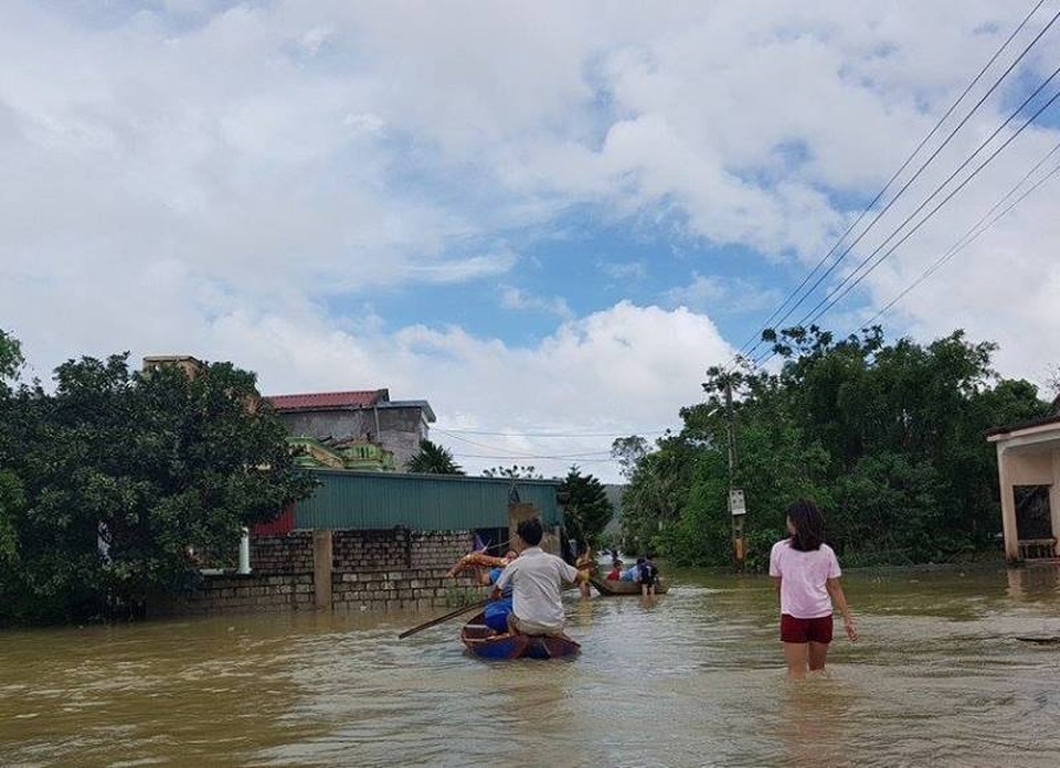 Mưa lớn và xả lũ khiến hàng nghìn người dân bị cô lập - 3 Người dân đi lại bằng đò