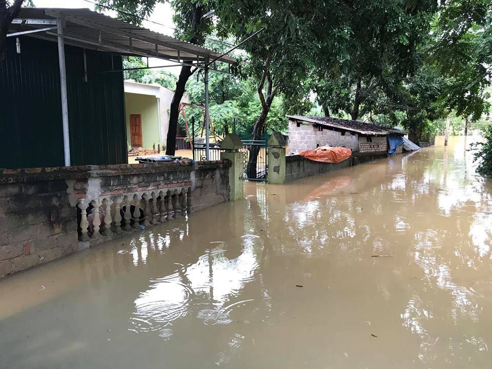 Sạt lở đất đá vùi lấp nhà sàn gỗ tiền tỷ - 7
Mưa lớn gây ngập nặng ở Nghệ An