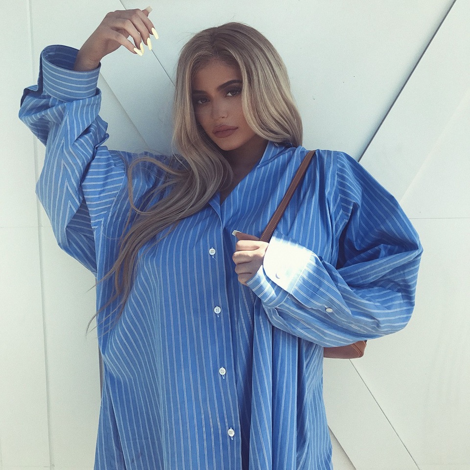 Kylie Jenner diện trang phục rộng che bụng bầu - 9
Giờ đây cô chỉ diện trang phục rộng thùng thình