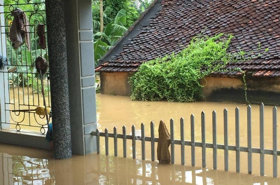 Nước lũ dâng ngang mái nhà, lút đến cổ người dân - 7 Nước lũ tại nhiều khu vực có rút nhưng rất chậm