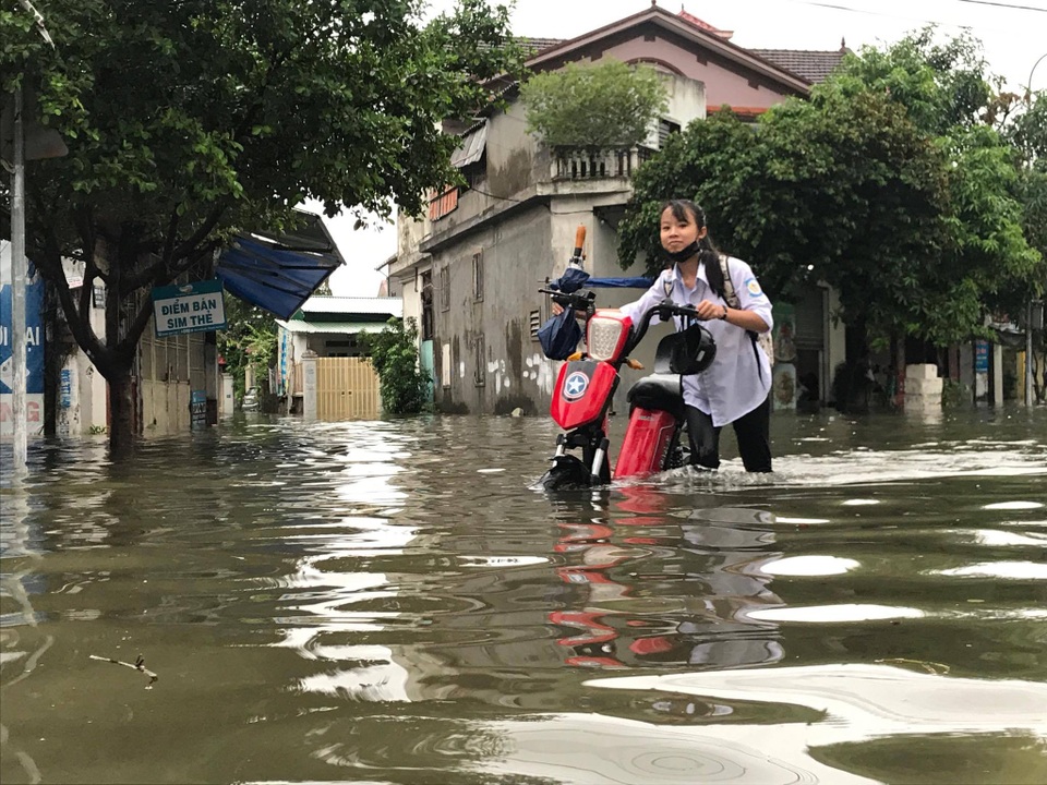 Thành phố Vinh "thất thủ" sau trận mưa lớn kéo dài suốt đêm - 14
Rất nhiều xe chết máy trên đường. Giao thông và các hoạt động buôn bán gần như tê liệt.