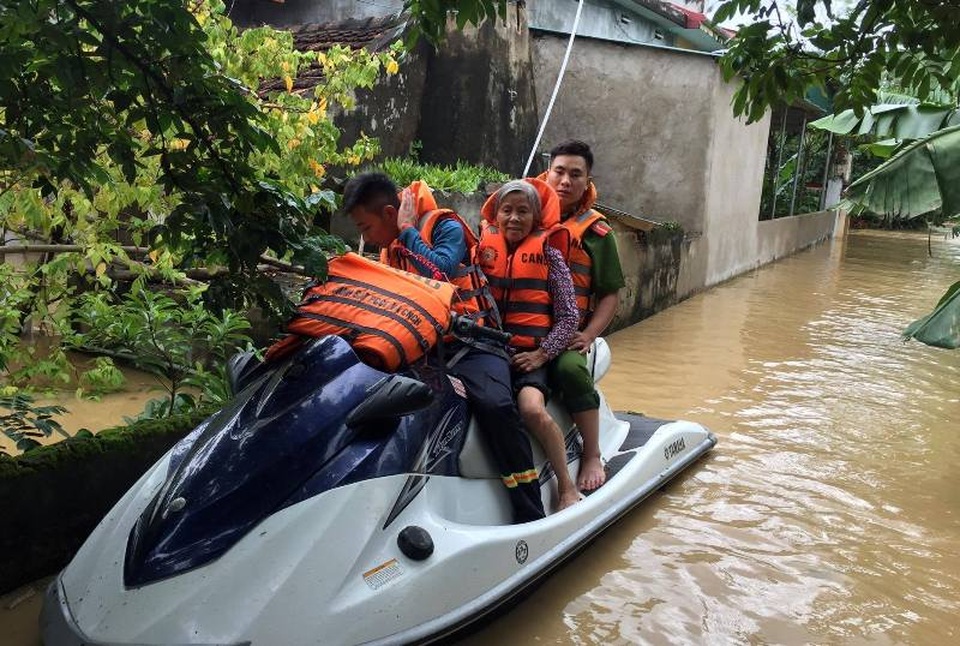 Nhiều phương tiện chuyên dụng được huy động giúp dân vùng lũ