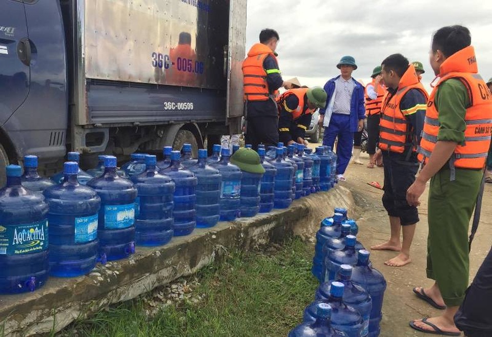 
Tiếp tế lương thực, nước uống giúp người dân vùng lũ.
