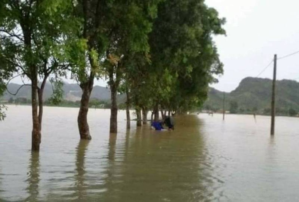 700 phạm nhân bị cô lập do nước lũ - 4 Đường giao thông đi vào phân trại số 2 và số 3 ngập nước