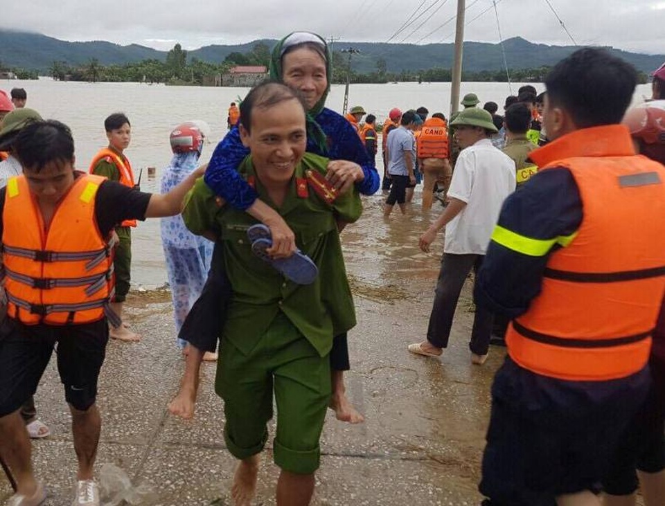 Cảnh sát PCCC giúp sơ tán người dân đến nơi an toàn