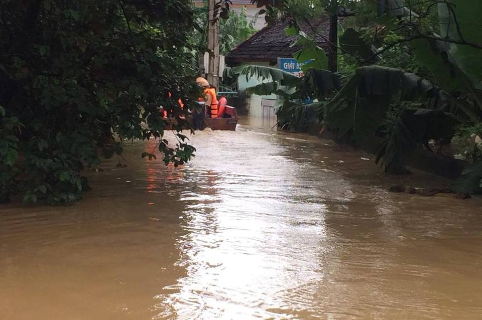 Nước lũ dâng ngang mái nhà, lút đến cổ người dân - 3 Nhiều con đường giao thông biến thành sông
