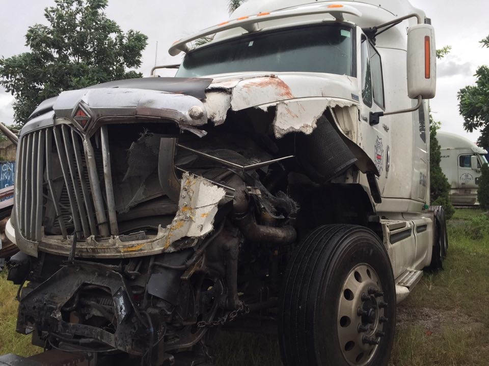 Xe container hư hỏng nặng phần đầu sau cú đâm liên hoàn (ảnh N.L.H)