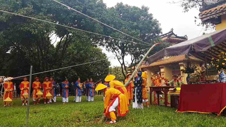 Lễ khai ấn năm mới và hạ nêu trong Hoàng cung Huế - 6 Cây nêu được hạ xuống báo hiệu Tết đã hết, năm mới với công việc mới sẽ bắt đầu vào mùng 6