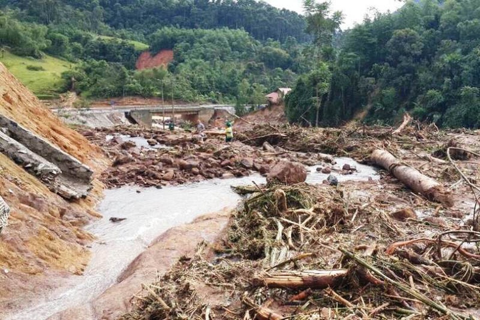Một tuần sau trận lũ lịch sử, nhiều học sinh vẫn chưa thể đến trường - 8 Giao thông tại xã Yên Khương, huyện Lang Chánh vẫn bị chia cắt khiến học sinh trường Tiểu học 1 chưa thể đến trường