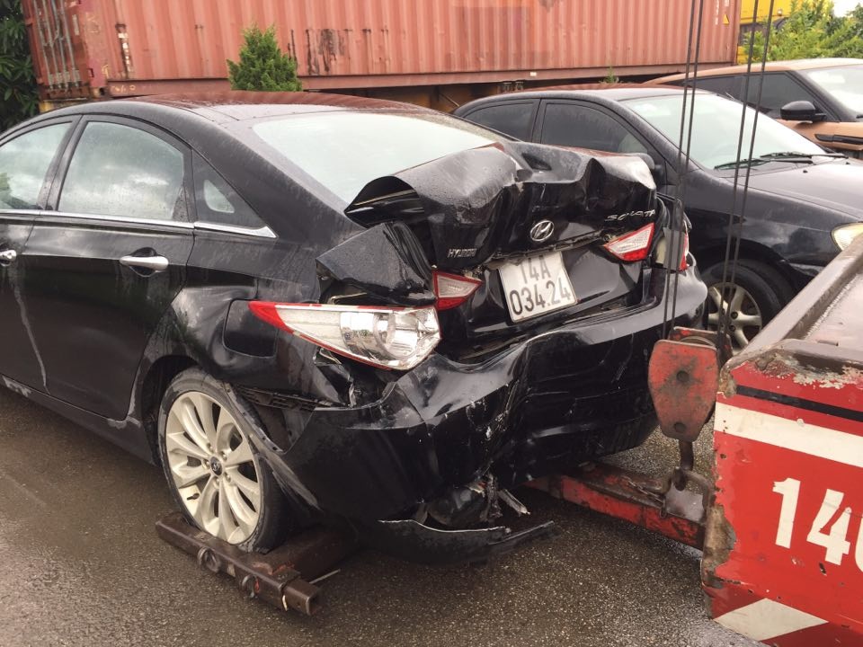 Xe ô tô 4 chỗ bẹp dúm phần đuôi (ảnh N.L.H)