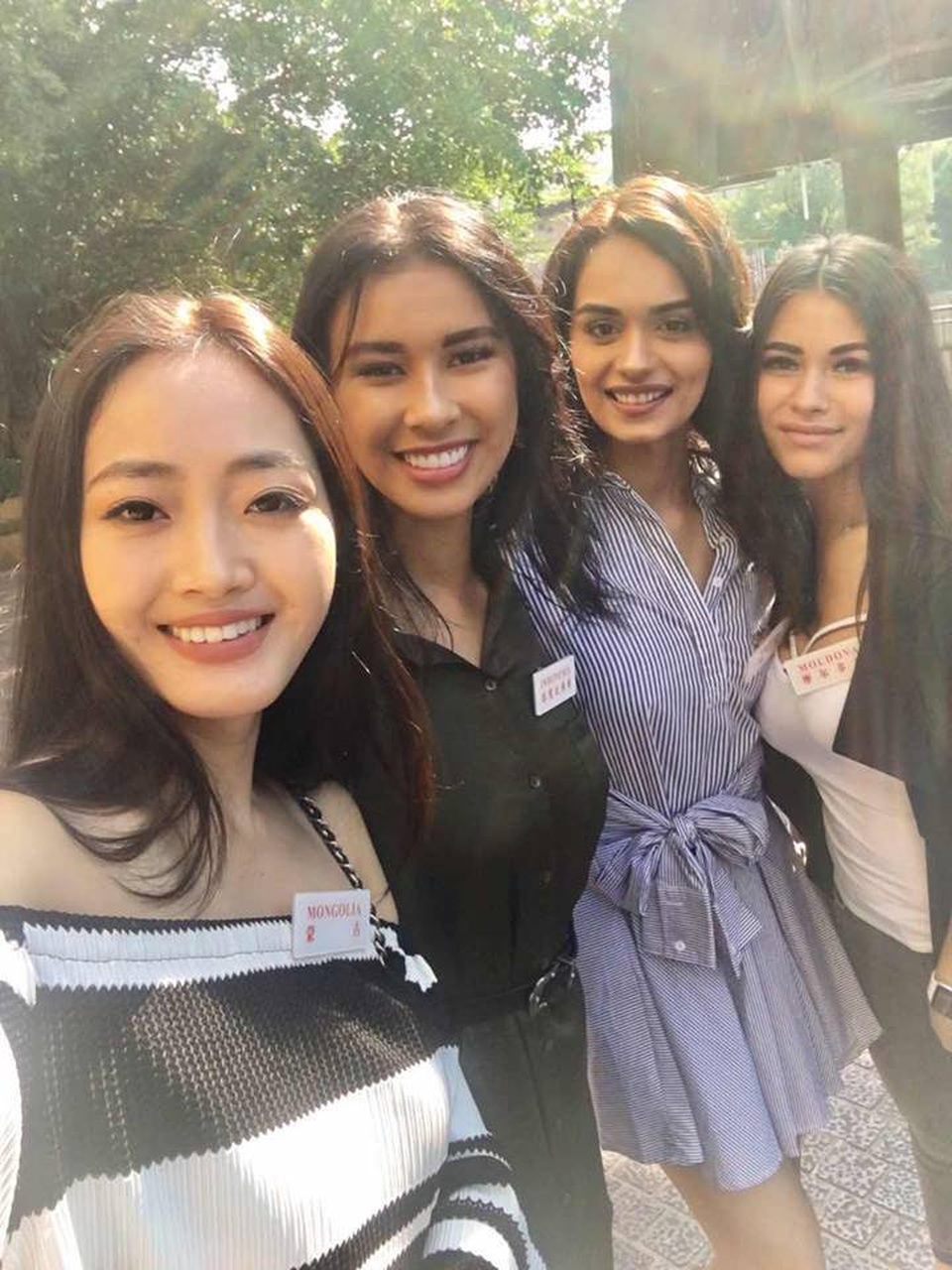 Mỹ Linh rạng ngời bên các thí sinh Hoa hậu Thế giới 2017 - 19 Mỹ Linh rạng ngời bên các thí sinh Hoa hậu Thế giới 2017 - 19
