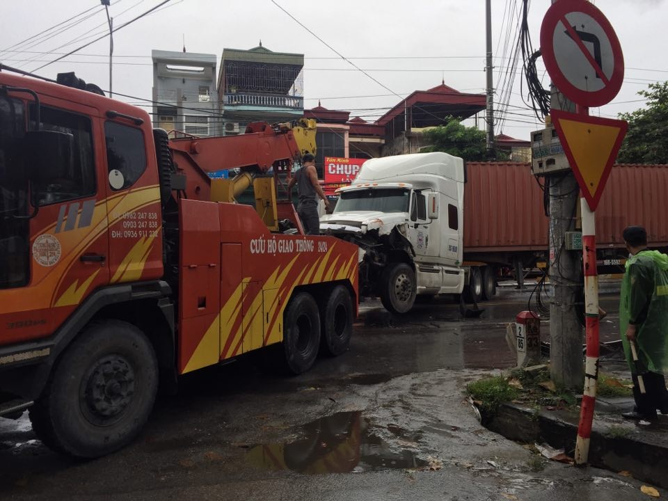 Lực lượng cứu hộ trục xe tai nạn khỏi hiện trường (ảnh N.L.H)