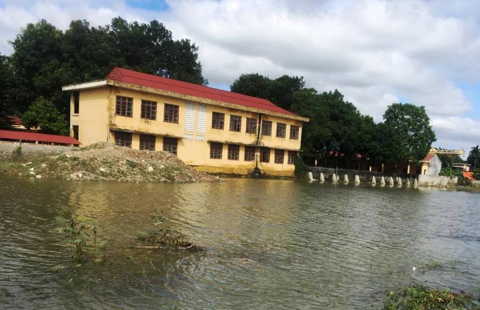 Một tuần sau trận lũ lịch sử, nhiều học sinh vẫn chưa thể đến trường - 3 Nhiều trường học, nước lũ xung quanh vẫn còn ngập (Ảnh: Trần Văn Cường)