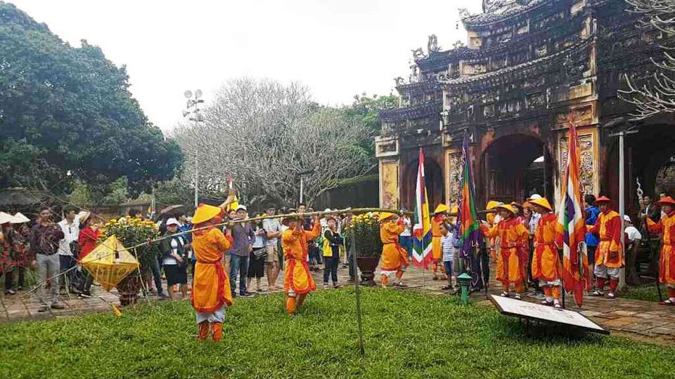 Lễ khai ấn năm mới và hạ nêu trong Hoàng cung Huế - 7 Khiêng cây nêu hạ xuống cất