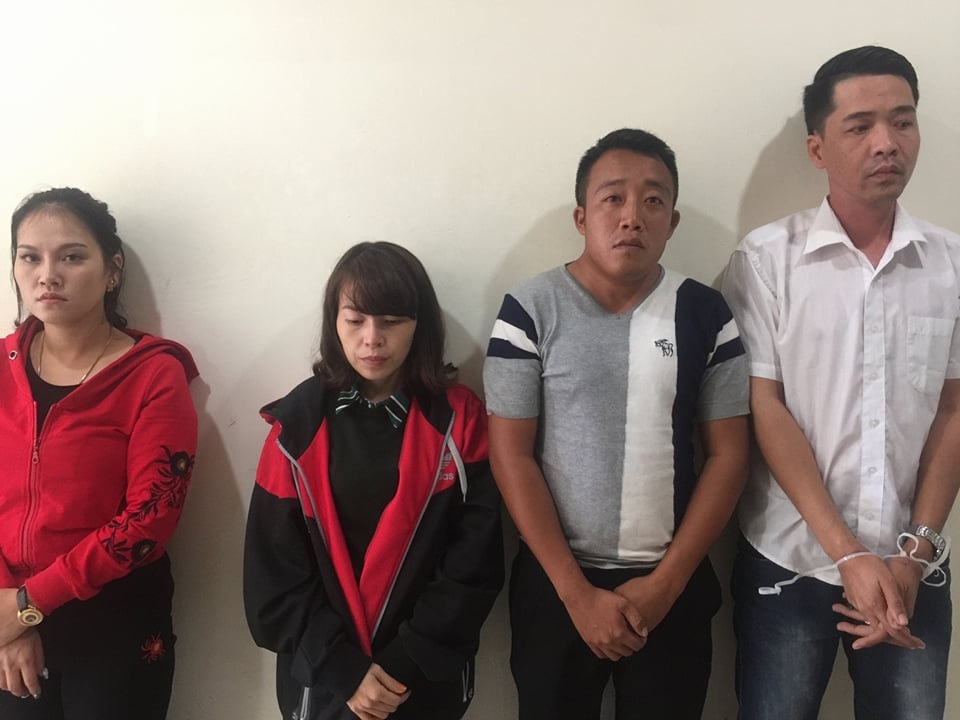Phá sới bạc “khủng” tại đầm nuôi tôm, thu giữ gần 200 triệu đồng - 1 Các đối tượng tham gia đánh bạc (ảnh công an cung cấp)