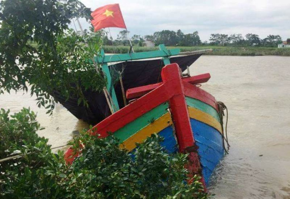 Tàu cá trên đường tránh bão về bị tàu sắt đâm chìm rồi bỏ chạy - 1 Tàu đánh cá mang số hiệu TH-90089-TS của ông Trần Văn Hoàn bị đâm chìm trên đường tránh trú bão về.