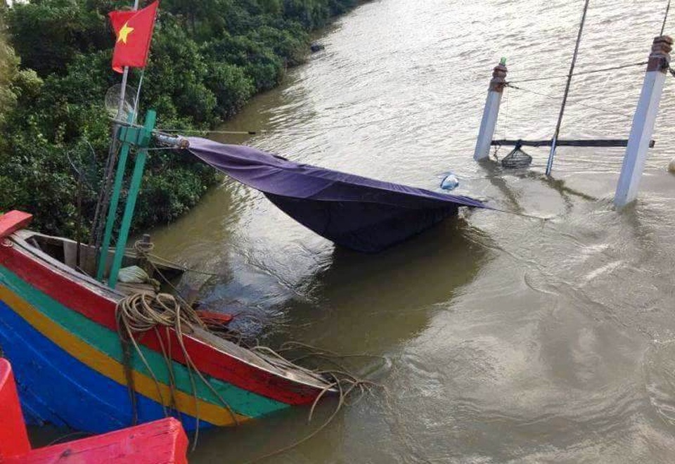 Tàu cá trên đường tránh bão về bị tàu sắt đâm chìm rồi bỏ chạy - 2 Con tàu bị đâm chìm trên sông Lạch Sung
