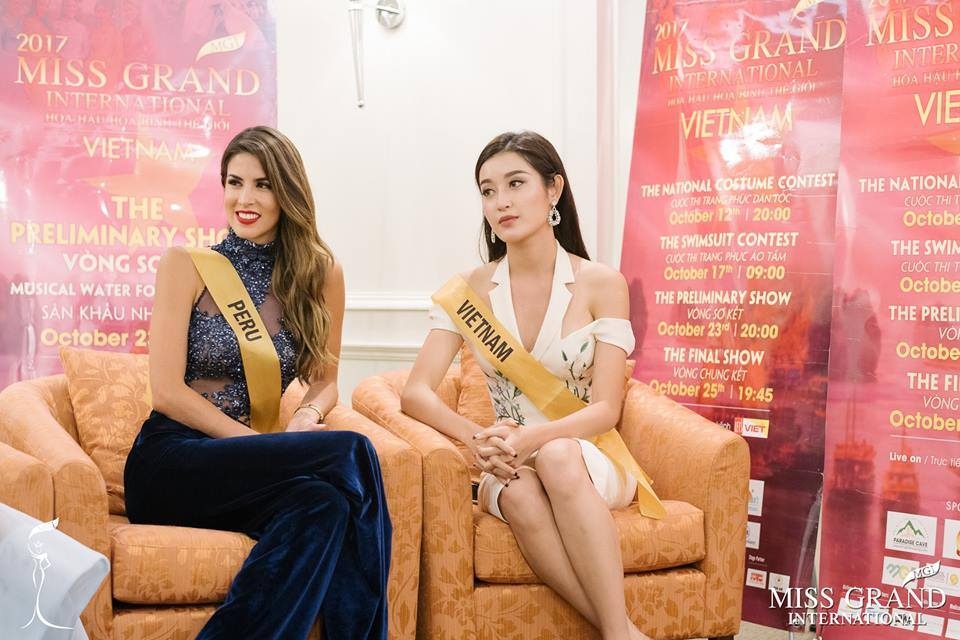 Huyền My gây ấn tượng khi trả lời phỏng vấn bằng tiếng Anh đầy tự tin - 1 Huyền My trong vòng phỏng vấn tiếng Anh.