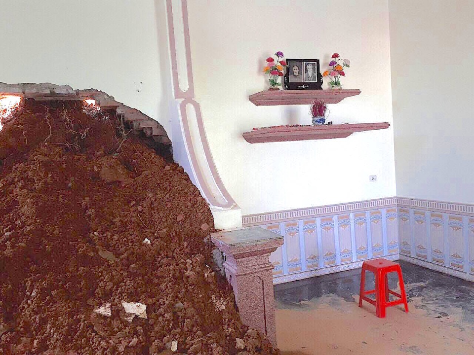 Sạt lở núi, 4 hộ dân suýt bị vùi lấp - 8 Sạt lở núi, 4 hộ dân suýt bị vùi lấp - 8