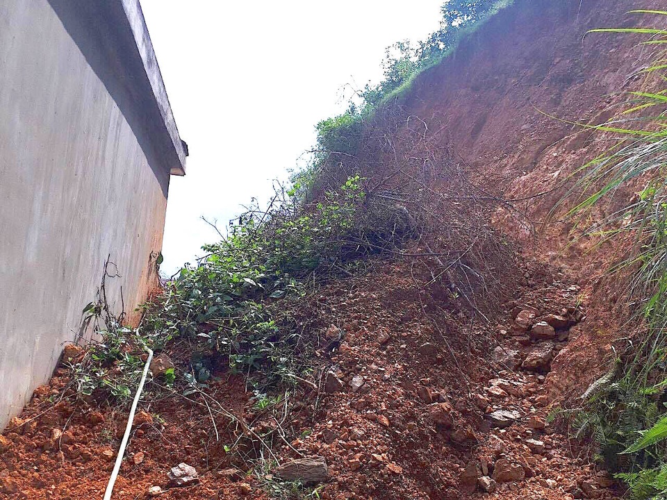 Sạt lở núi, 4 hộ dân suýt bị vùi lấp - 3 Đất đá sạt lở vào một bờ tường của một hộ dân.