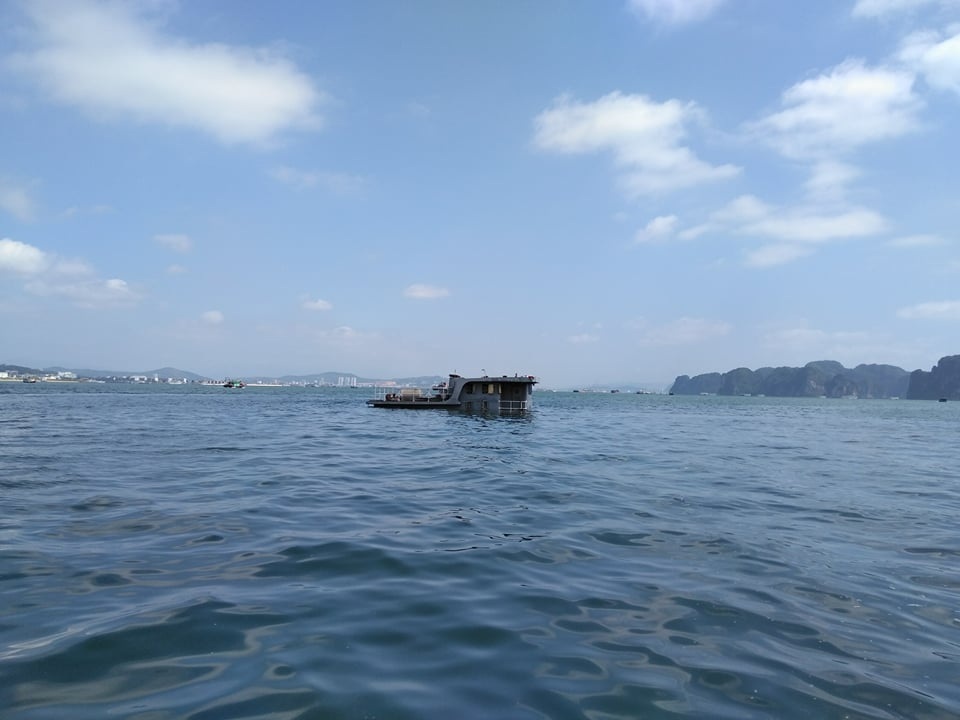 Va chạm liên hoàn trên biển, tàu chở than bị chìm - 1 Tàu chở than bị chìm sau khi bị tàu khác văng vào (ảnh CTV)