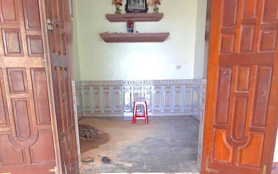 Sạt lở núi, 4 hộ dân suýt bị vùi lấp - 5 Đất sạt lở tràn vào tận gian chính nhà.