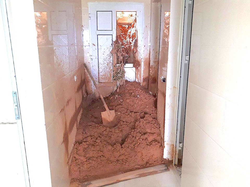 Sạt lở núi, 4 hộ dân suýt bị vùi lấp - 4
Đất sạt lở với bùn đổ vào nhà qua một con lối nhỏ.