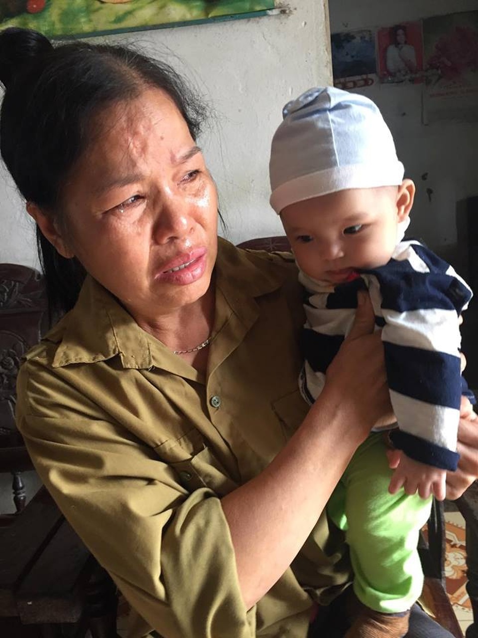 Mẹ bỏ đi, bố bị u não, bé gần 5 tháng tuổi ngằn ngặt khóc vì khát sữa - 5 Không có sữa cho uống, hàng ngày bà nội nấu cháo loãng rồi lọc cho cháu uống.