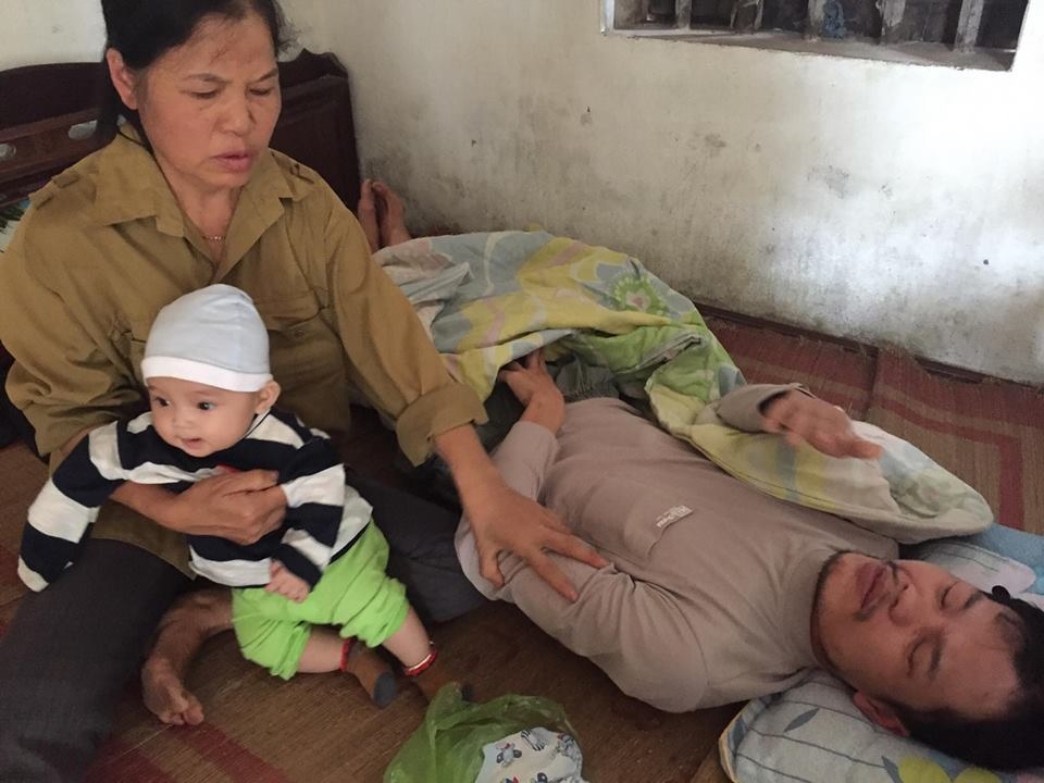 Mẹ bỏ đi, bố bị u não, bé gần 5 tháng tuổi ngằn ngặt khóc vì khát sữa - 6
Nhìn con trai chết dần, chết mòn, bác Liên chỉ mong cháu Quỳnh Anh được làm giấy khai sinh để con trai kịp nhìn thấy cho yên lòng.