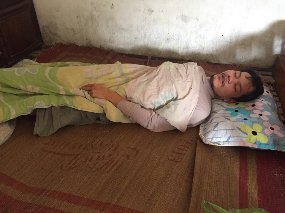 Mẹ bỏ đi, bố bị u não, bé gần 5 tháng tuổi ngằn ngặt khóc vì khát sữa - 4 Con trai từ ngày ở viện về nhà đều trong tình trạng chờ chết.