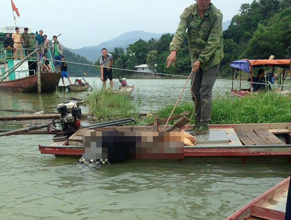 Một người chết bất thường trên chiếc thuyền trôi tự do - 1
Anh T. nằm chết với tư thế bất thường trên thuyền.